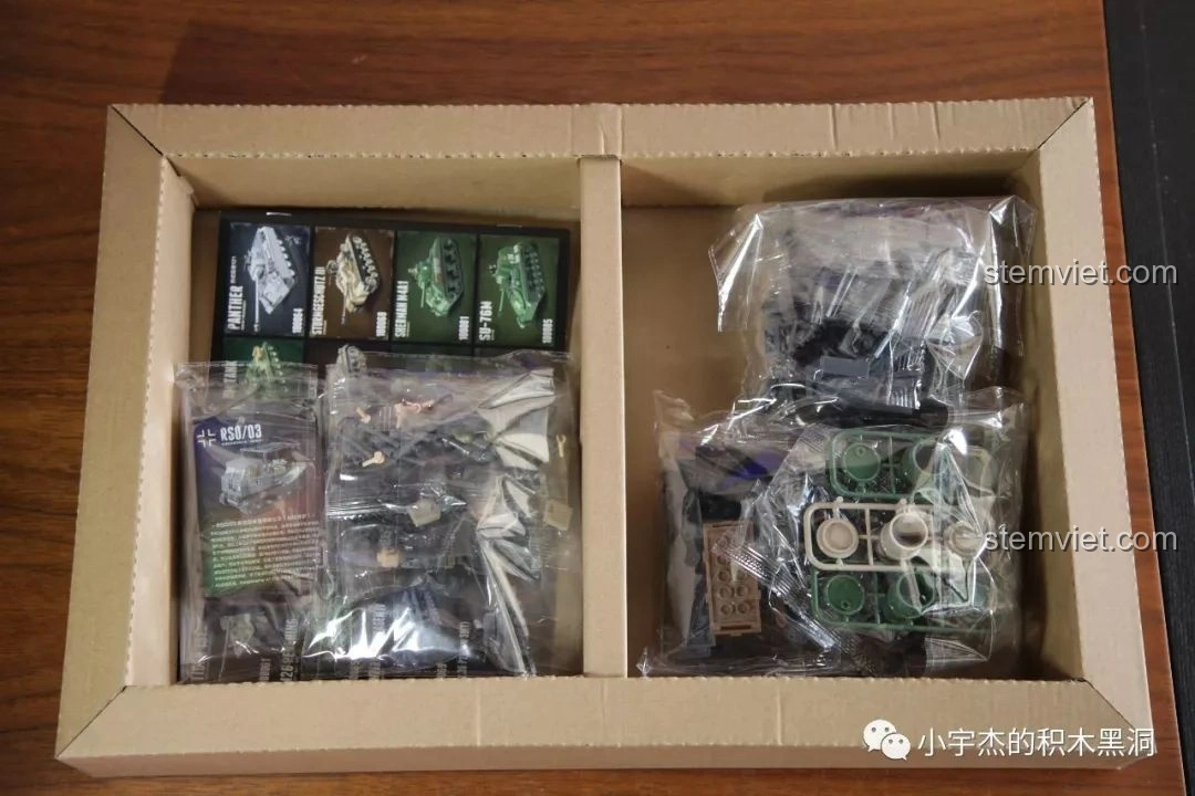 Bên trong hộp bộ lắp ráp QUANGUAN 100086 RSO/03 với các túi linh kiện được đóng gói riêng biệt.