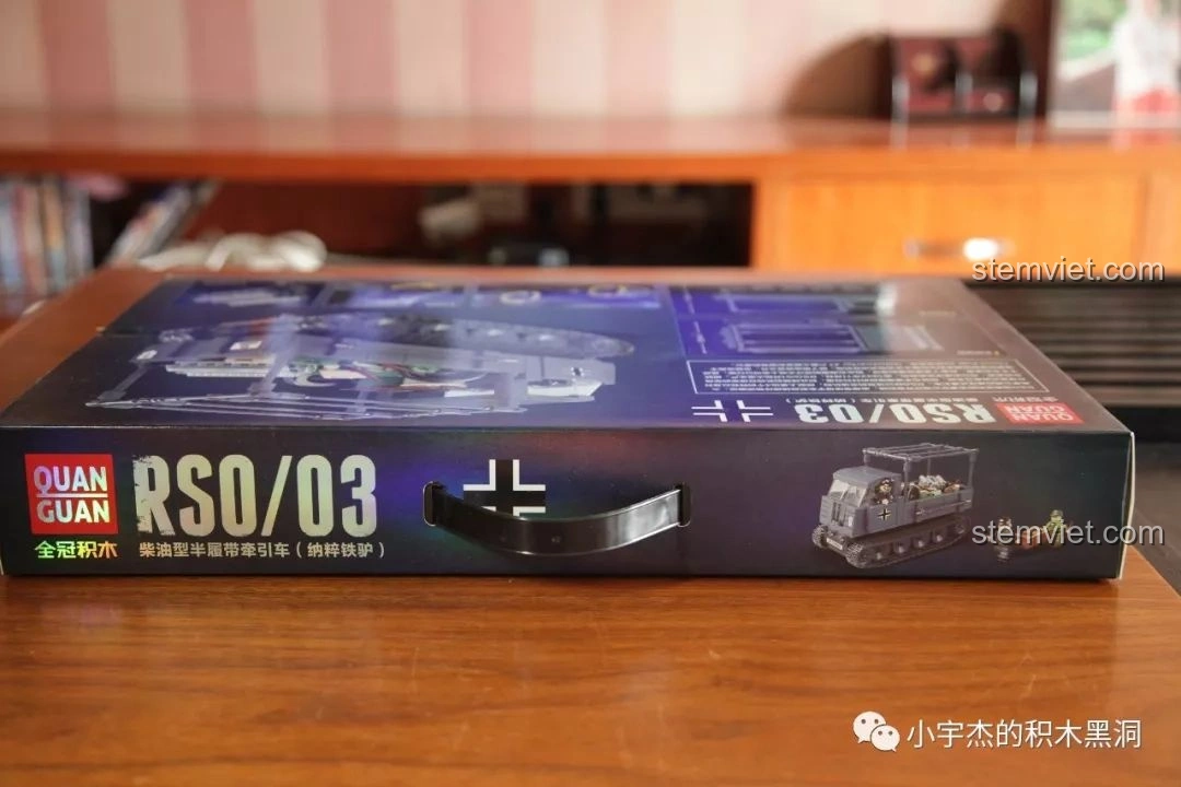 Cạnh hộp bộ đồ chơi mô hình QUANGUAN 100086 RSO/03 với quai xách tiện lợi.