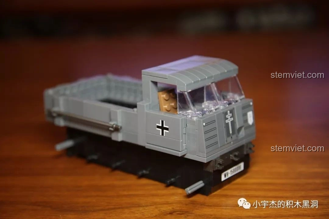 Cửa xe của bộ đồ chơi mô hình QUANGUAN 100086 RSO/03 với biểu tượng chữ thập sắt.