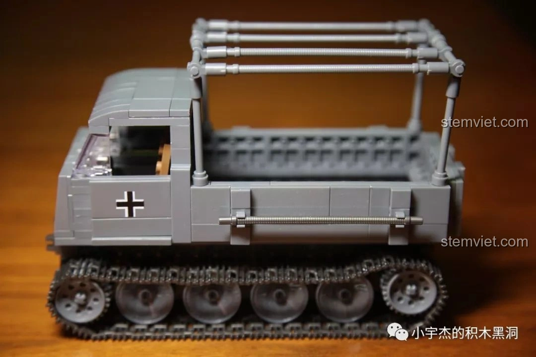 Cửa xe của bộ đồ chơi lắp ghép Xe vận tải quân sự Đức QUANGUAN 100086 RSO/03 có thể mở ra.