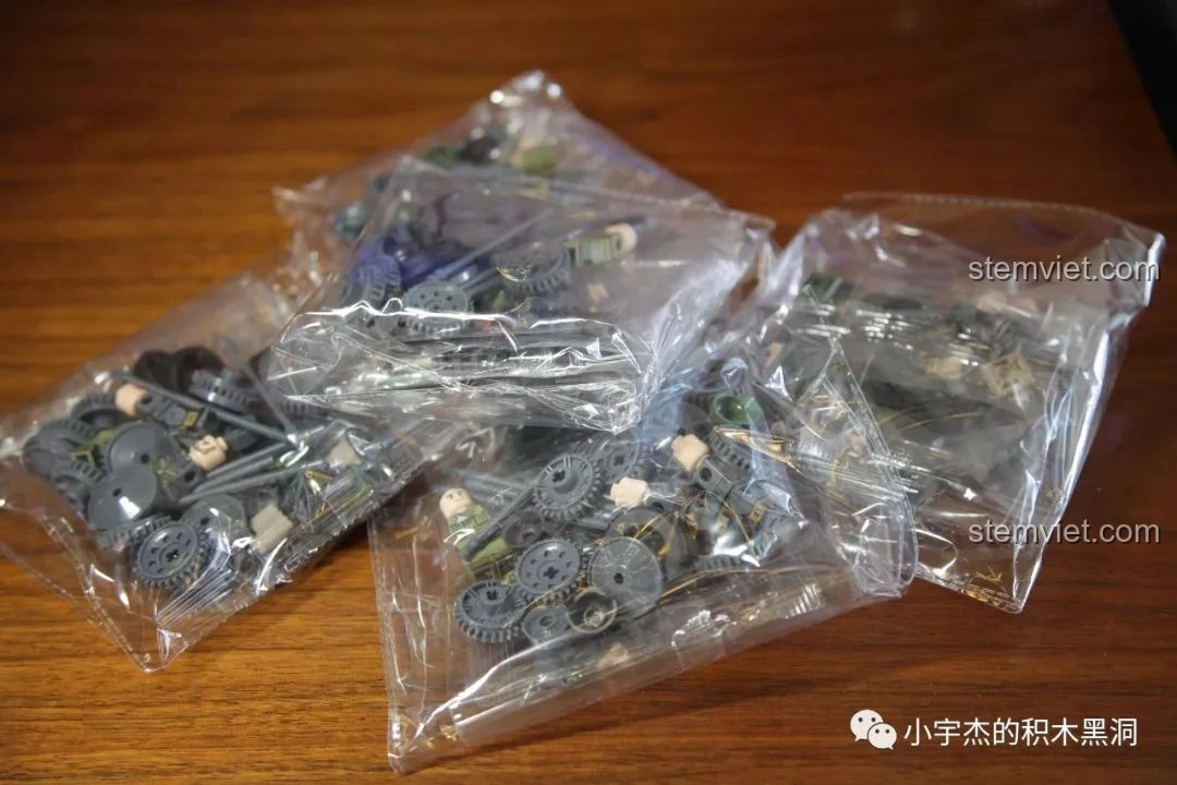 Đội hình 18 minifigure lính Đức từ bộ đồ chơi lắp ghép Xe vận tải quân sự Đức QUANGUAN 100086 RSO/03.