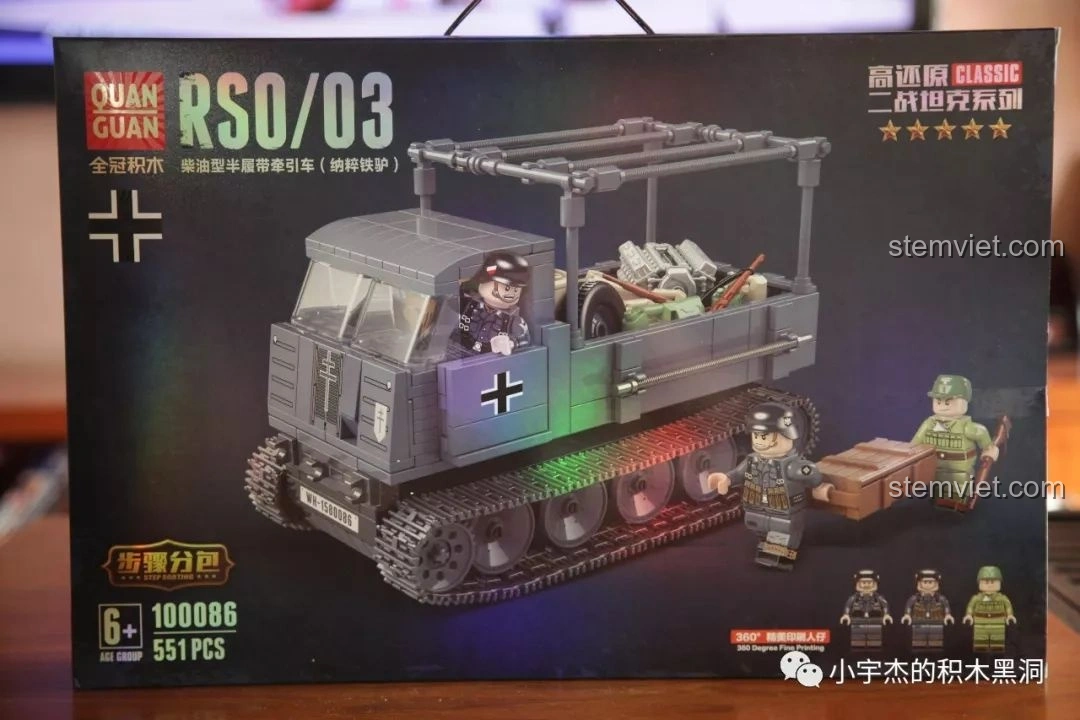 Hộp bộ lắp ráp QUANGUAN 100086 Xe kéo bán xích RSO/03 Thế chiến II với hình ảnh xe và lính Đức.