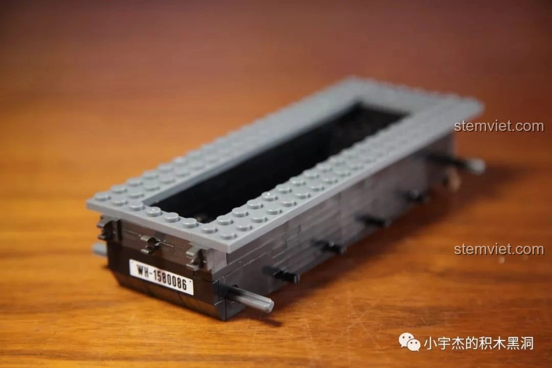 Bắt đầu lắp ráp phần khung gầm của bộ đồ chơi xây dựng Xe quân sự Thế chiến II RSO03 QUANGUAN 100086.