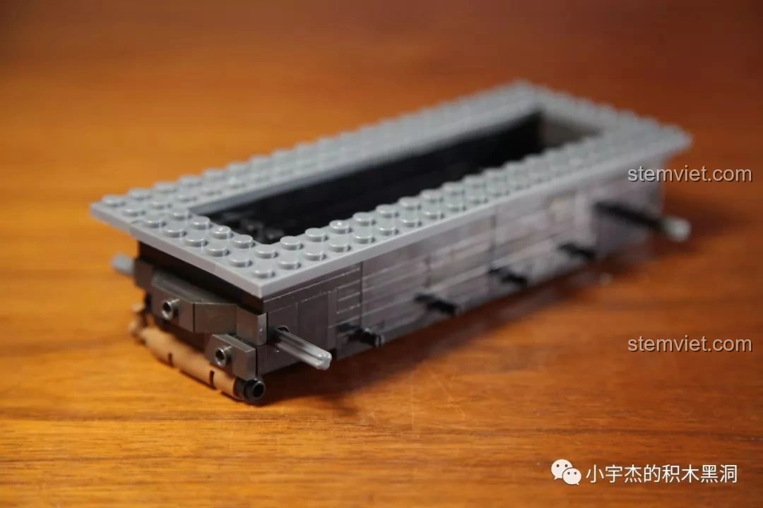 Khung gầm xe kéo bán xích RSO/03 của bộ lắp ráp QUANGUAN 100086 đang dần hoàn thiện.