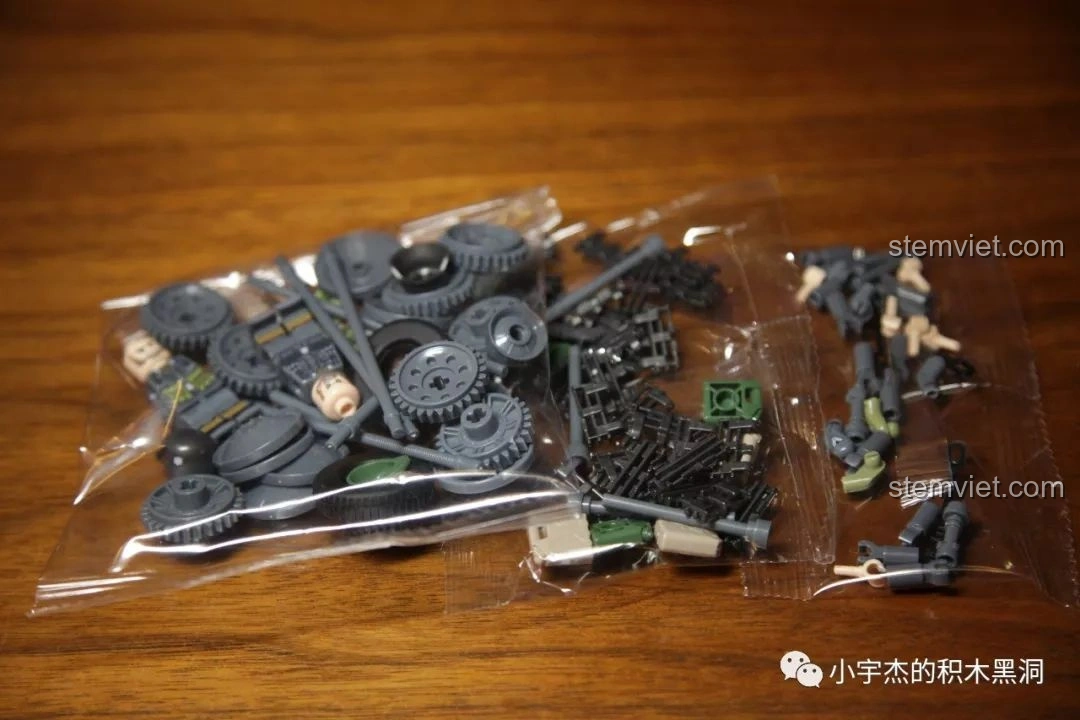 Các mảnh xích của bộ lắp ráp Xe quân sự Thế chiến II RSO03 QUANGUAN 100086, nhỏ hơn so với xe tăng.