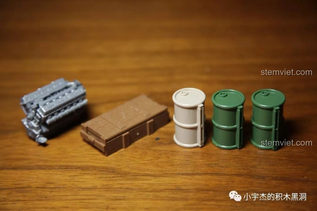 Các phụ kiện như động cơ, thùng dầu, hộp đạn của bộ xếp hình QUANGUAN 100086 RSO/03.