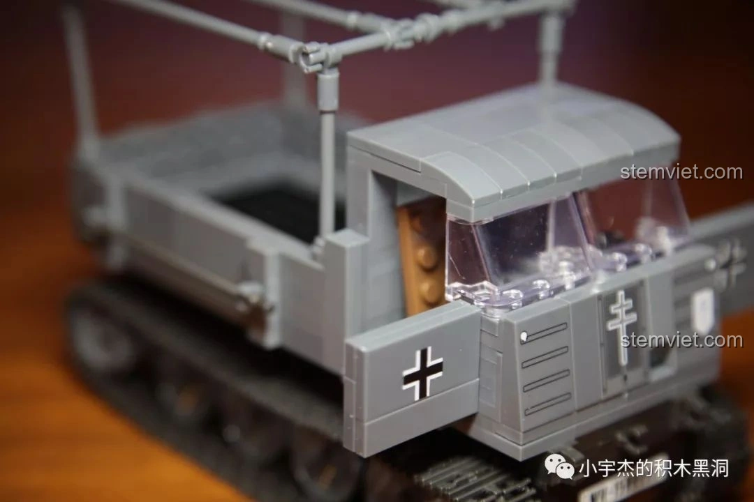 Phụ kiện phong phú của bộ đồ chơi mô hình QUANGUAN 100086 RSO/03: thùng dầu, hộp đạn, bánh xe.