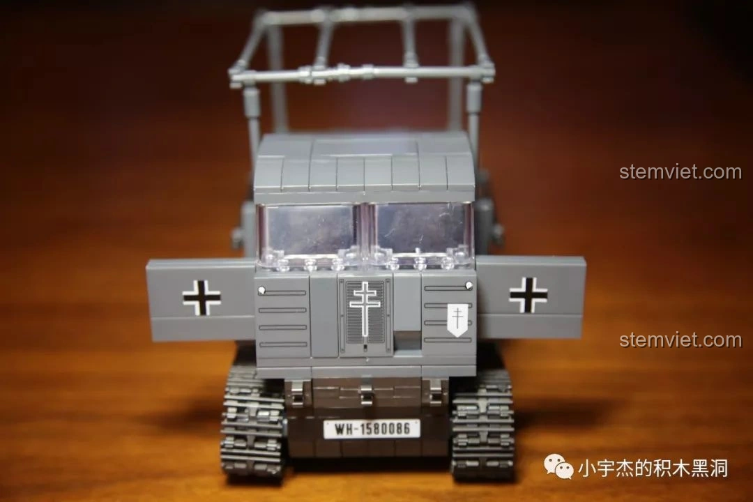 Thẻ thông tin và đế trưng bày đi kèm bộ lắp ráp Xe quân sự Thế chiến II RSO03 QUANGUAN 100086.