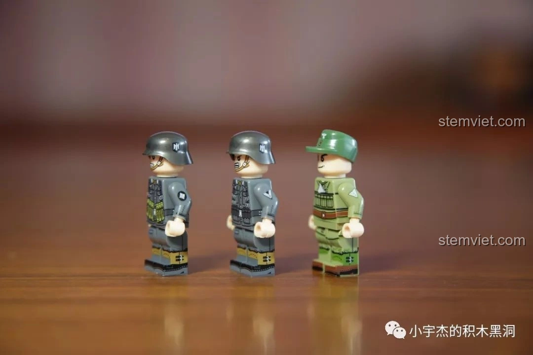 Xe kéo bán xích RSO/03 của bộ xếp hình QUANGUAN 100086 vận chuyển động cơ.