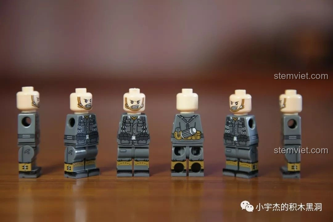 Xe kéo bán xích RSO/03 của bộ đồ chơi lắp ghép Xe vận tải quân sự Đức QUANGUAN 100086 vận chuyển thùng dầu.