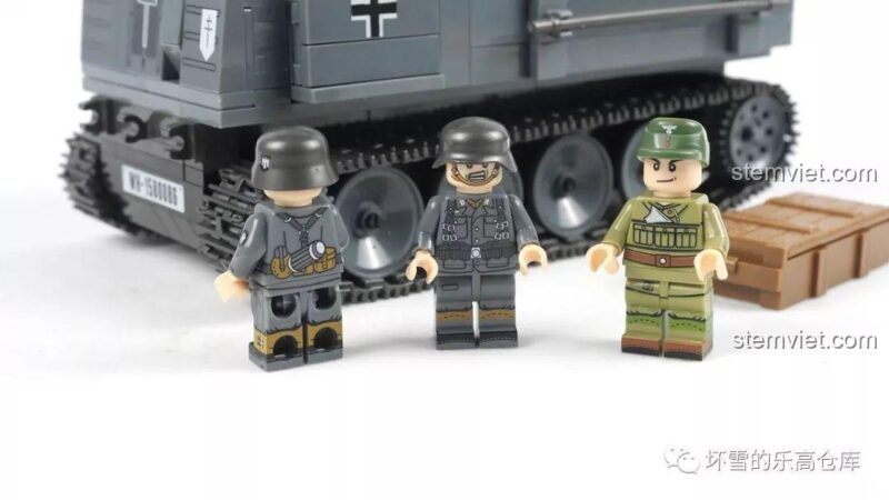 Minifigures lính Đức trong khoang chở hàng của bộ xếp hình QUANGUAN RSO/03, thể hiện khả năng vận chuyển linh hoạt của mô hình, phù hợp bé trai 6 tuổi