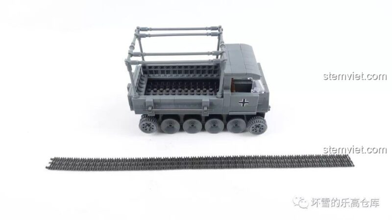 So sánh kích thước giữa xe kéo bán xích RSO/03 QUANGUAN và một mẫu xe tăng khác, giúp bé trai 6 tuổi hình dung rõ hơn về tỉ lệ mô hình