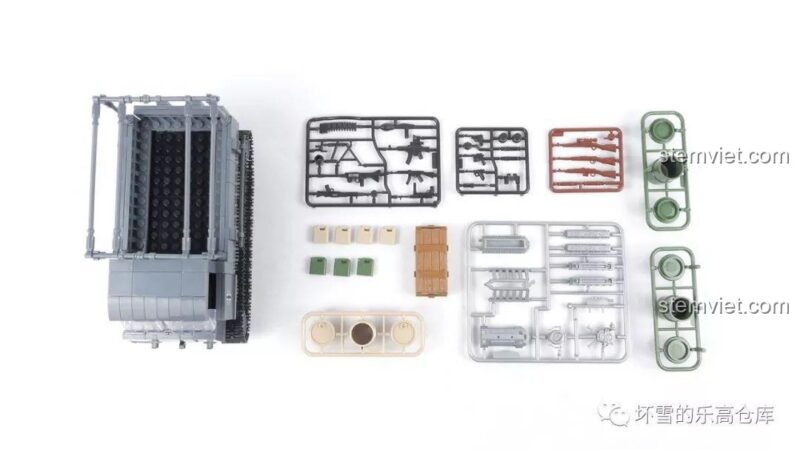 Ba minifigures lính Đức đi kèm bộ lắp ráp Xe kéo bán xích RSO/03 QUANGUAN, với trang phục và vũ khí chi tiết, tăng giá trị chơi cho bé trai 6 tuổi