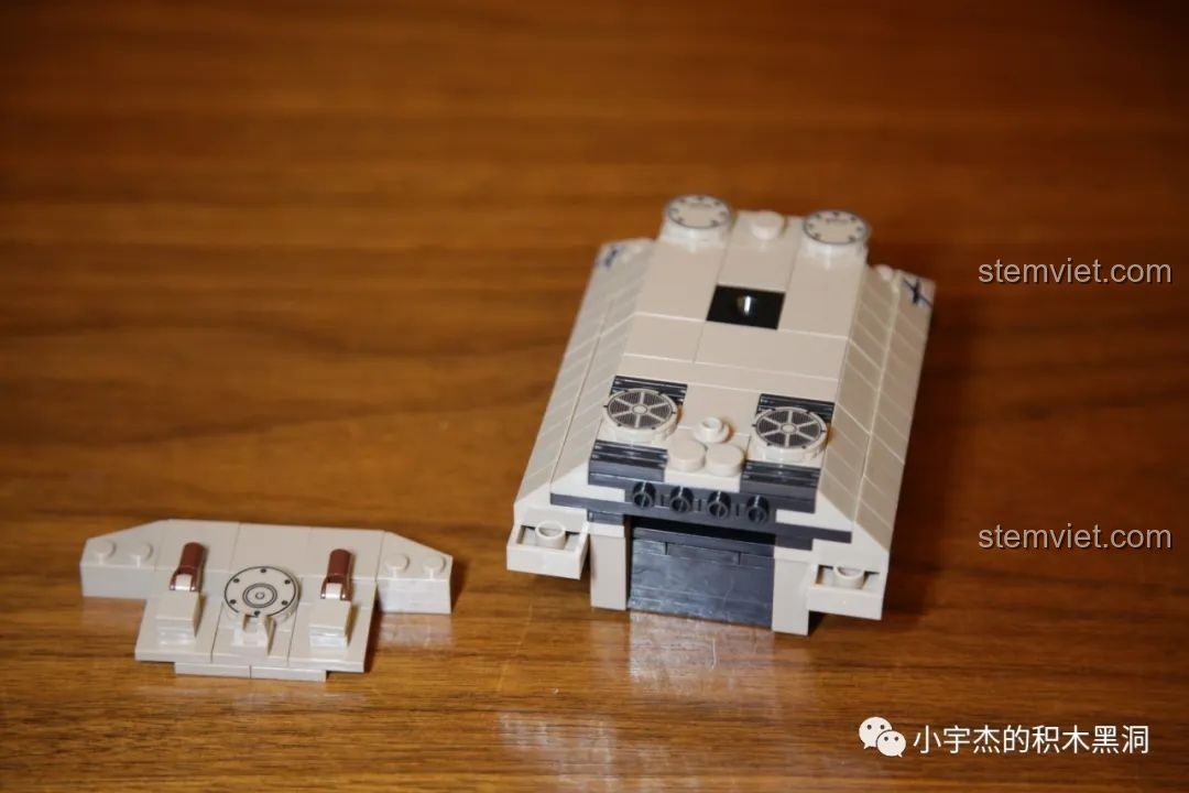 Phụ kiện đi kèm bộ QUANGUAN 100101 VK 1602 Leopard Tank, gồm dây đeo súng và thùng đạn.