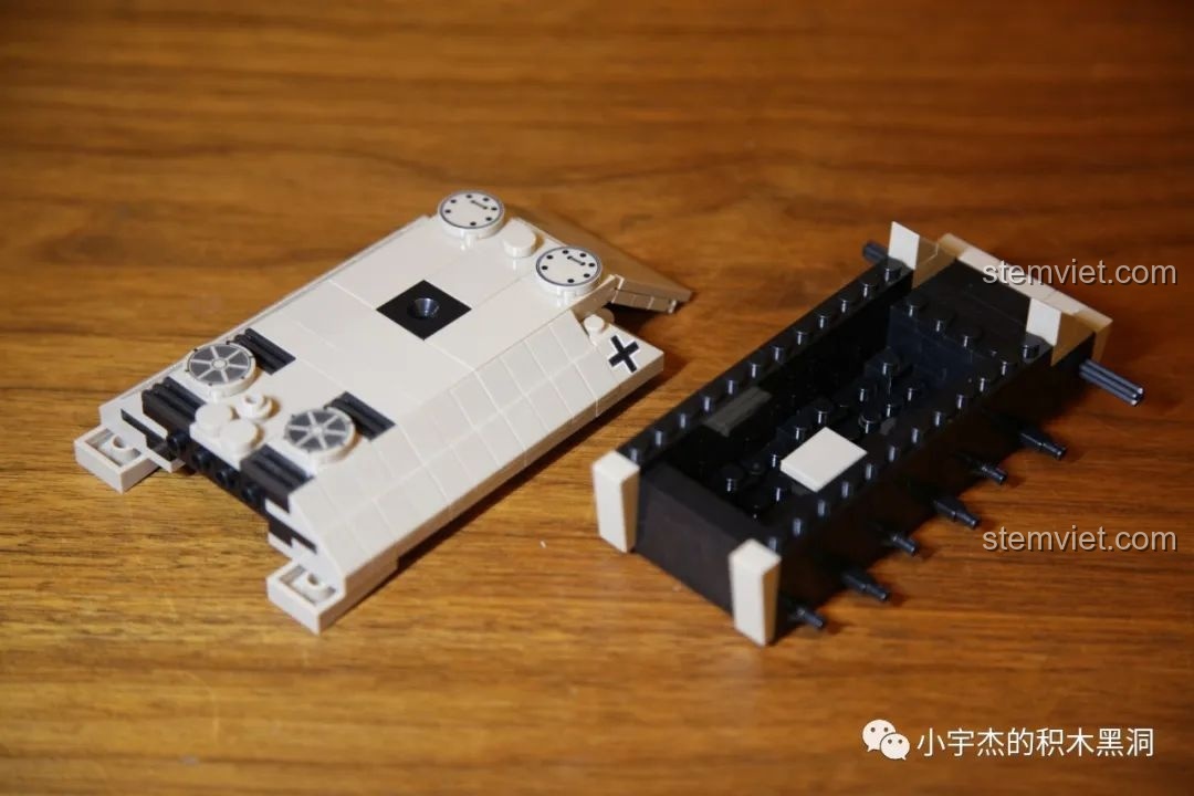 Các mảnh ghép, đế trưng bày và bảng tên của bộ QUANGUAN 100101 VK 1602 Leopard Tank.