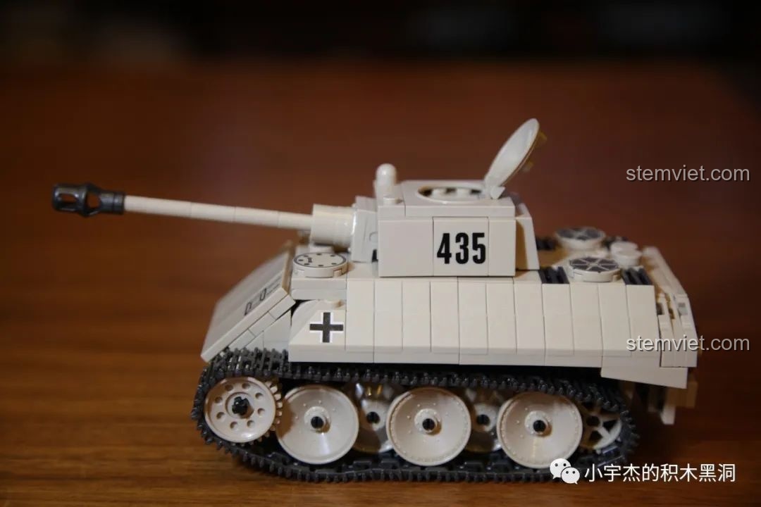 Kết nối các bộ phận của xe tăng VK 1602 Leopard.