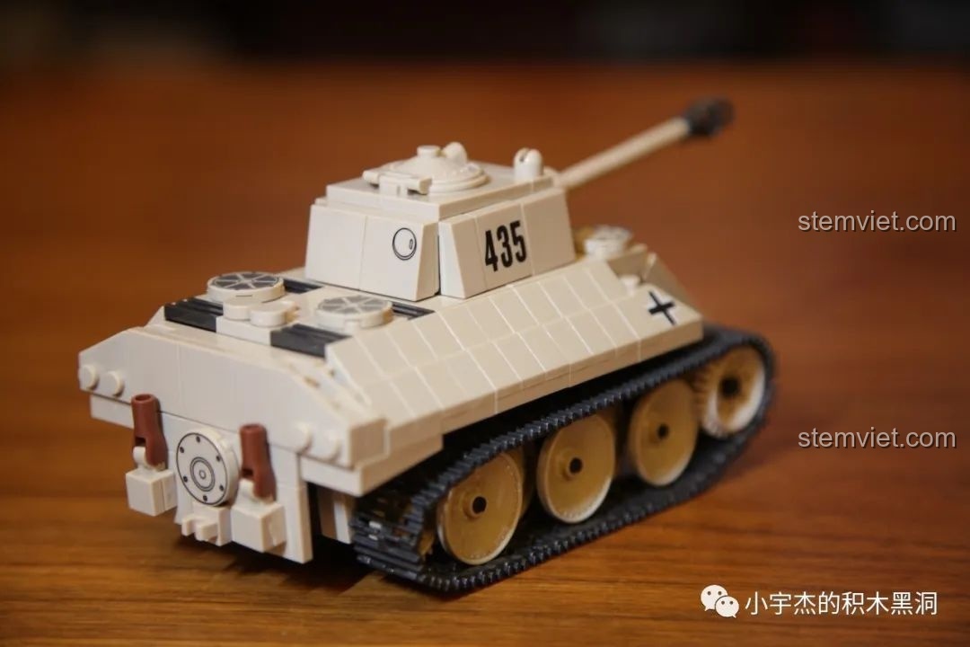 Hoàn thiện phần thân xe tăng VK 1602 Leopard với các chi tiết nhỏ.