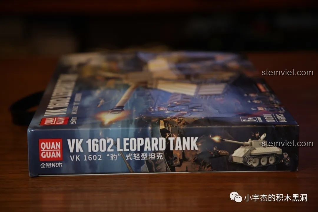 Cận cảnh cạnh bên của hộp QUANGUAN 100101 VK 1602 Leopard Tank, thể hiện thiết kế hộp mới.