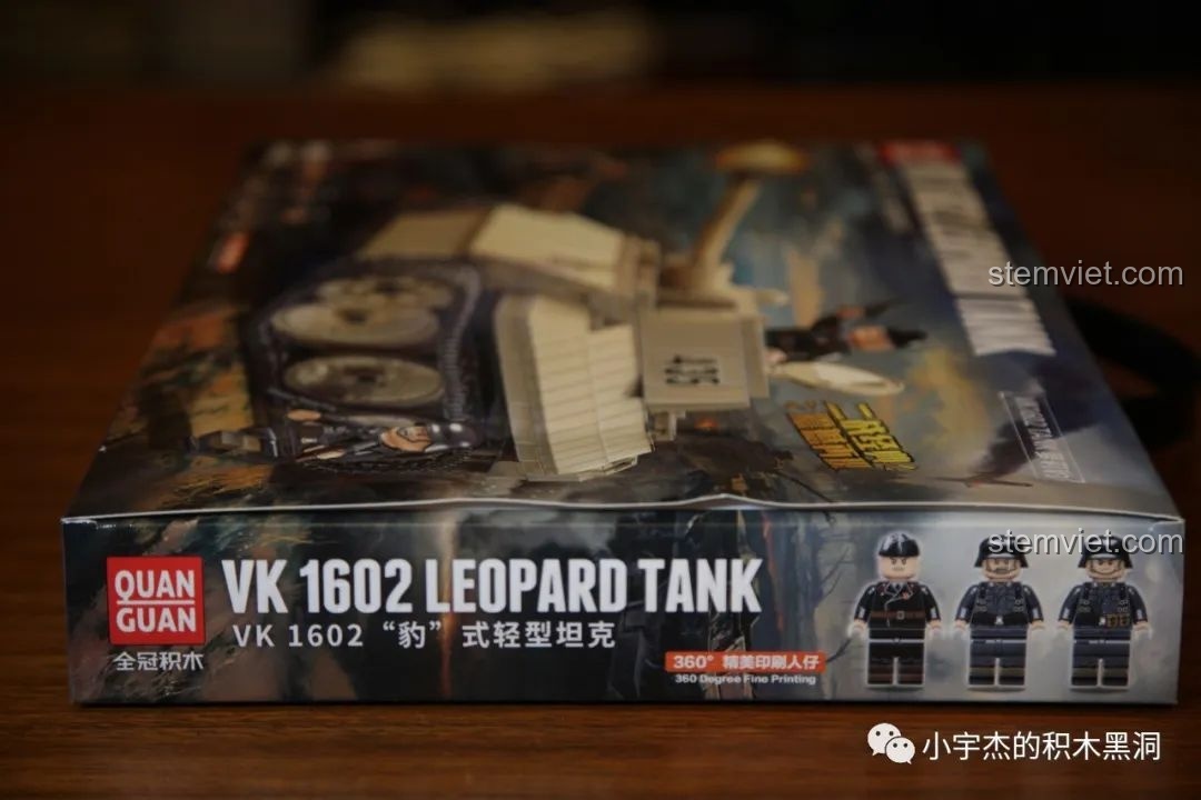 Cận cảnh cạnh bên khác của hộp QUANGUAN 100101 VK 1602 Leopard Tank, hiển thị các nhân vật đi kèm.