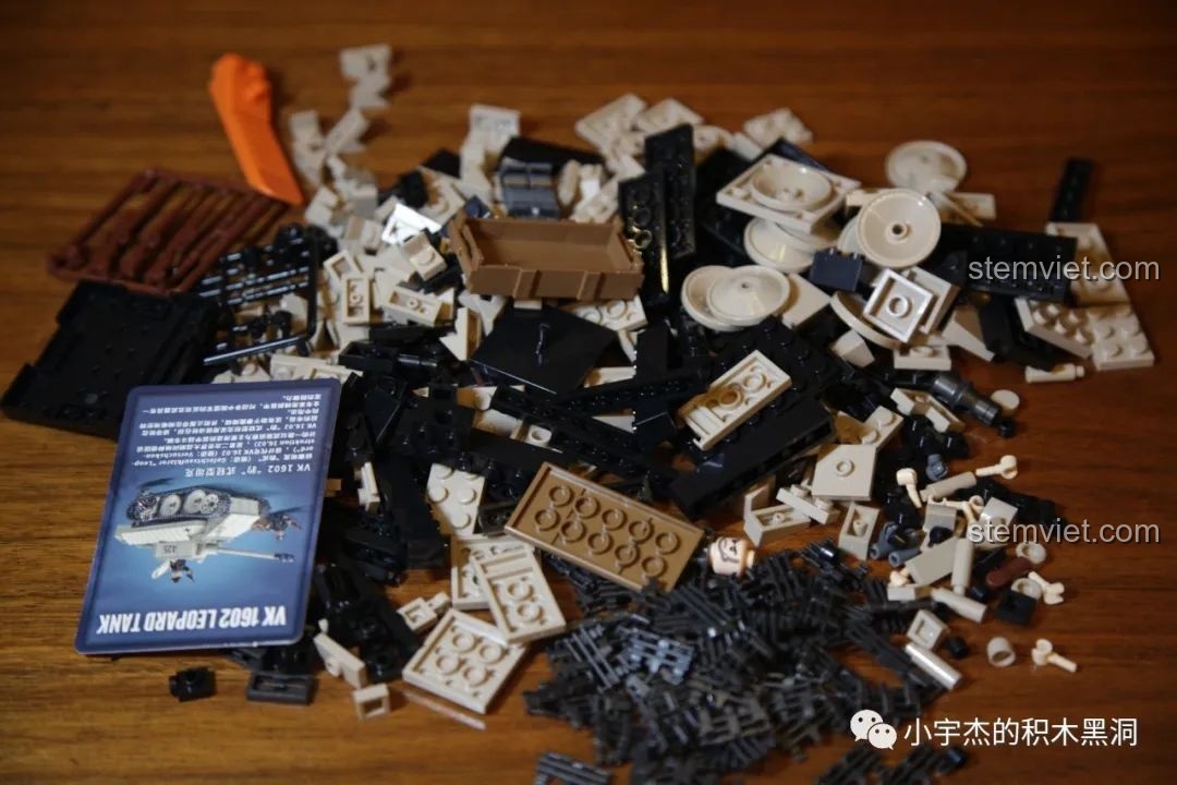 Các mảnh ghép của bộ QUANGUAN 100101 VK 1602 Leopard Tank trong quá trình lắp ráp.