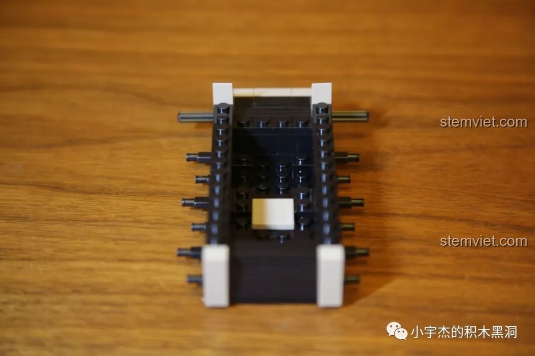 Cận cảnh cửa sổ quan sát của lái xe trên xe tăng VK 1602 Leopard, sử dụng chi tiết in sẵn.