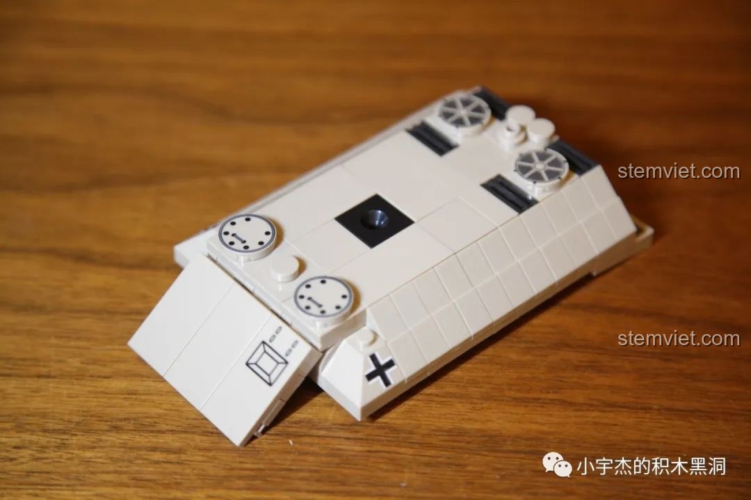 Cận cảnh nắp khoang lái xe tăng VK 1602 Leopard có thể mở ra.