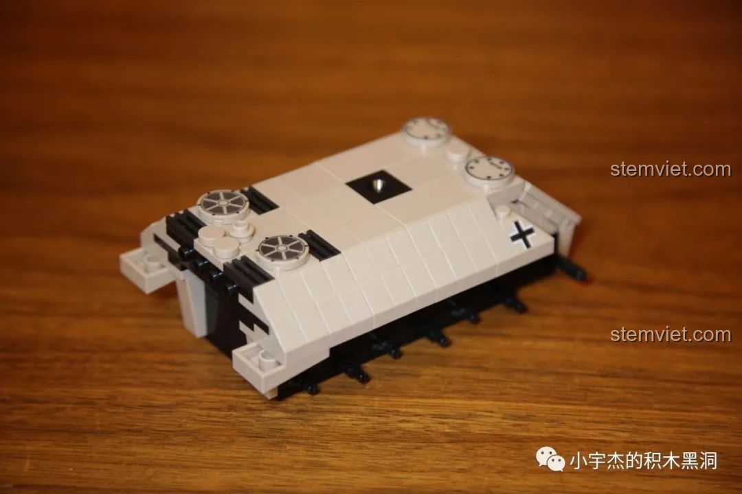 Ba nhân vật đi kèm bộ QUANGUAN 100101 VK 1602 Leopard Tank, với trang phục và vũ khí.