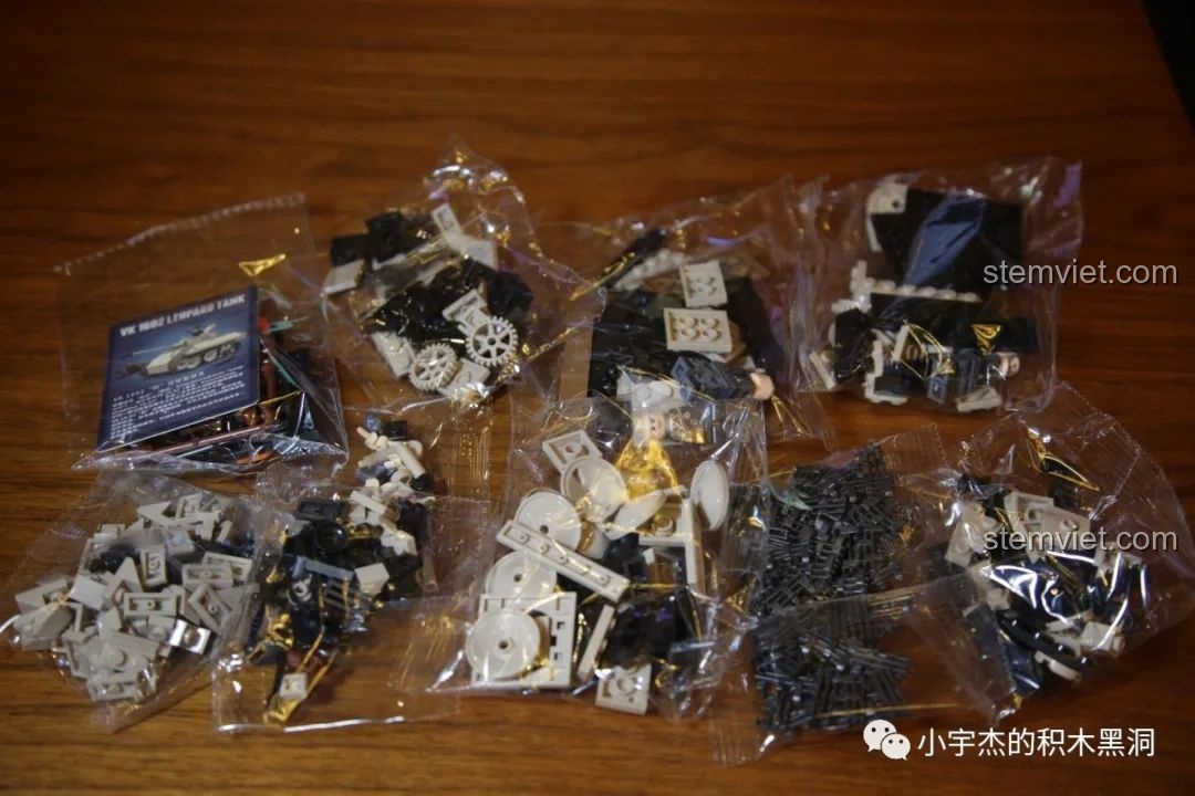 Các chi tiết in sẵn và mảnh ghép đặc biệt của bộ QUANGUAN 100101 VK 1602 Leopard Tank.