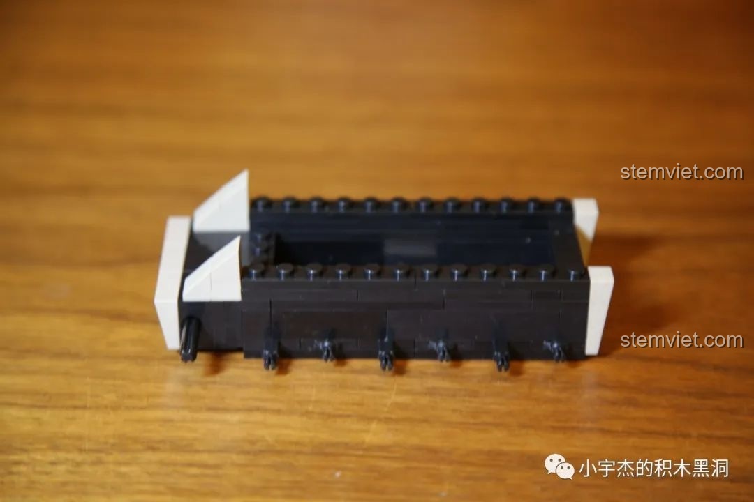 Cận cảnh phần đuôi xe tăng VK 1602 Leopard trong quá trình lắp ráp.