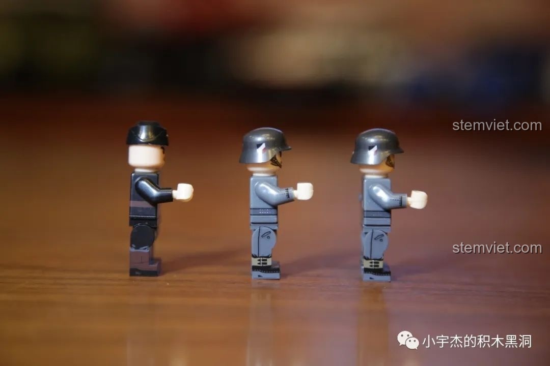 Mô hình xe tăng VK 1602 Leopard nhìn từ bên hông.