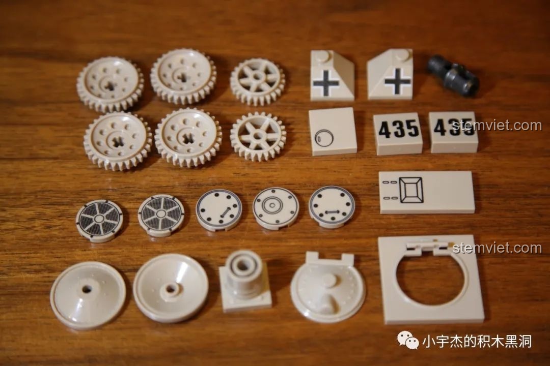 Cận cảnh các mảnh ghép dốc được lắp ráp chính xác trong bộ QUANGUAN 100101 VK 1602 Leopard Tank.