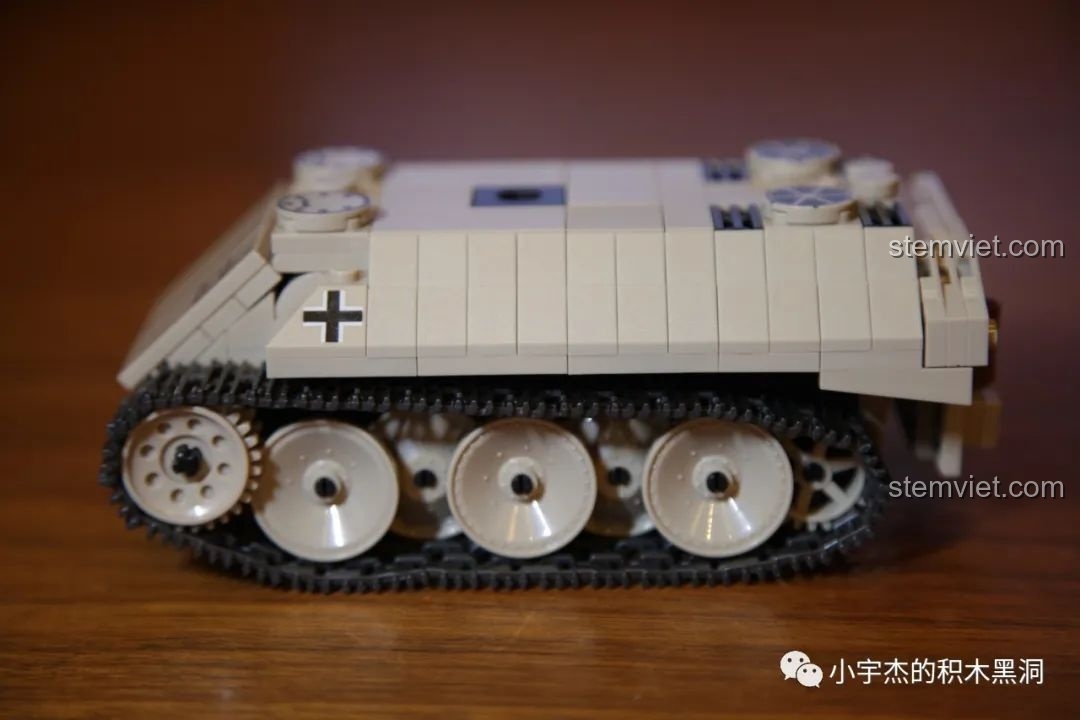 Cận cảnh các chi tiết đặc biệt như bánh xe và tháp pháo của bộ QUANGUAN 100101 VK 1602 Leopard Tank.