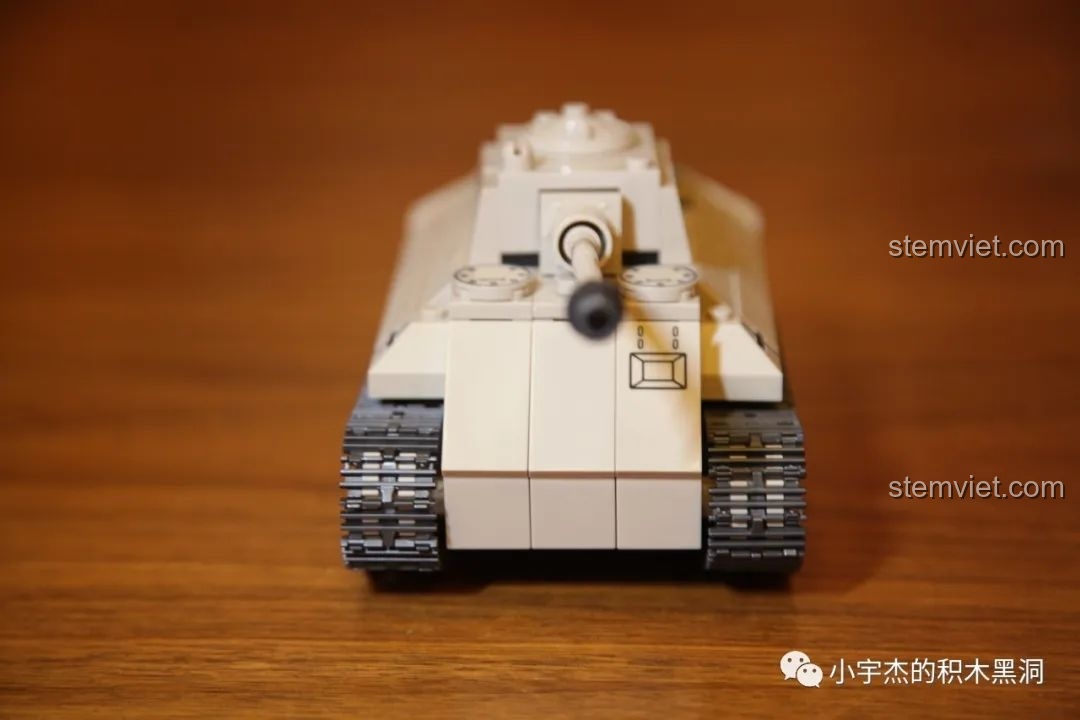 Lắp ráp phần bánh xích cho xe tăng VK 1602 Leopard.