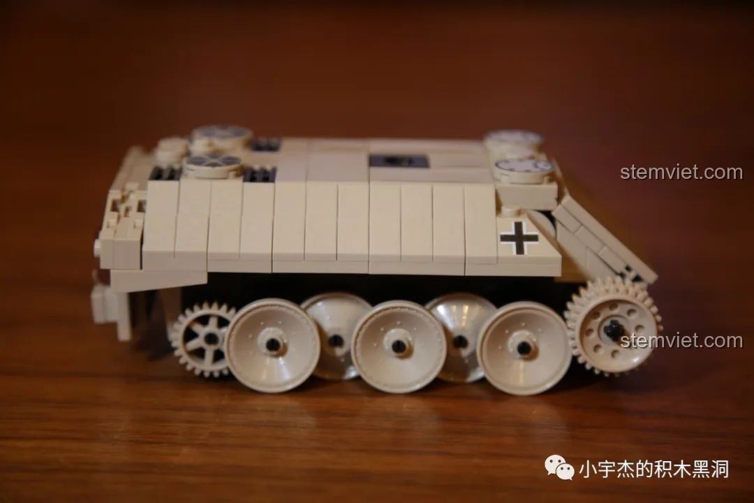 Cận cảnh bánh xích của xe tăng VK 1602 Leopard, có thể hơi khó di chuyển.