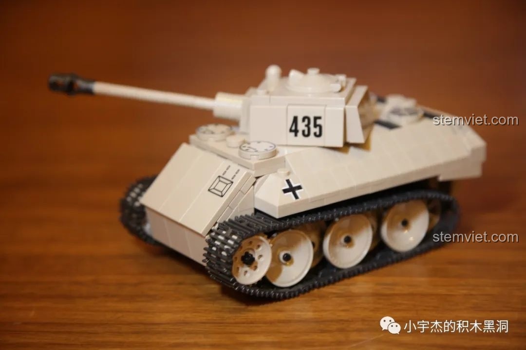 Gắn tháp pháo vào thân xe tăng VK 1602 Leopard.