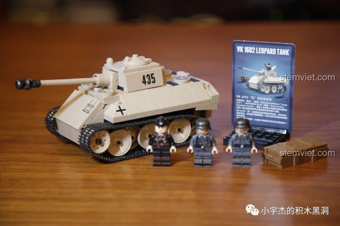 Các chi tiết đi kèm như súng trường, hộp đạn và dây đeo súng.