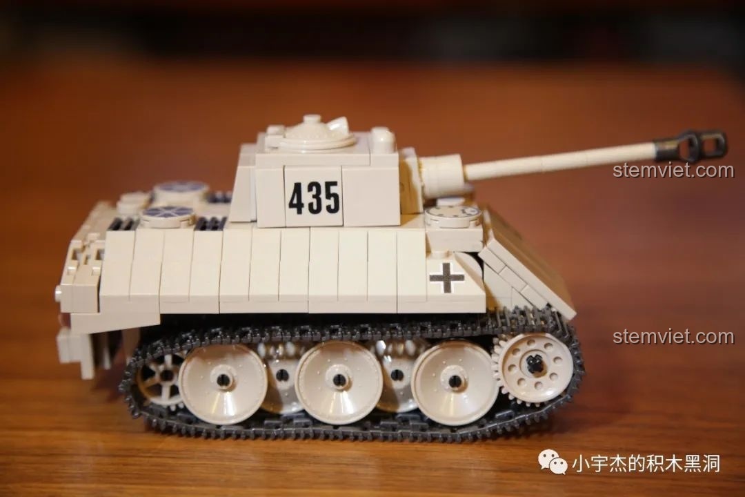 Gắn bánh xe vào phần thân xe tăng VK 1602 Leopard.