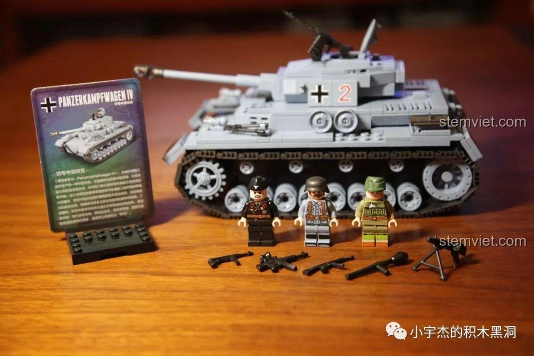 Mô hình xe phòng không M16 Half-track từ QuanGuan 100104, với súng phòng không bốn nòng chi tiết.