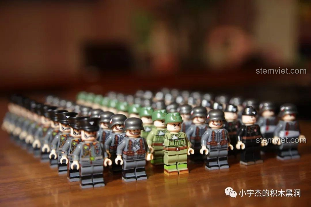 Mô hình xe tăng KV-1 hạng nặng của QuanGuan 100070, với thiết kế mạnh mẽ và các minifigures lính.