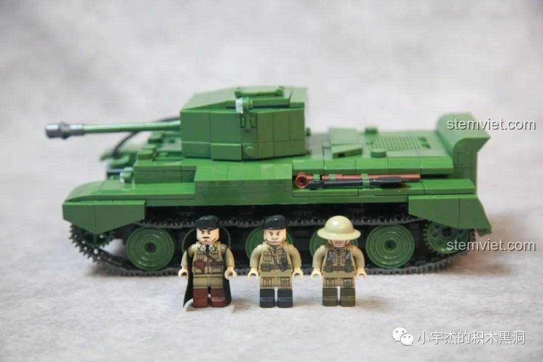Mô hình xe tăng Tiger 131 của QuanGuan, tái hiện chân thực biểu tượng Thế chiến II với các minifigures đi kèm.