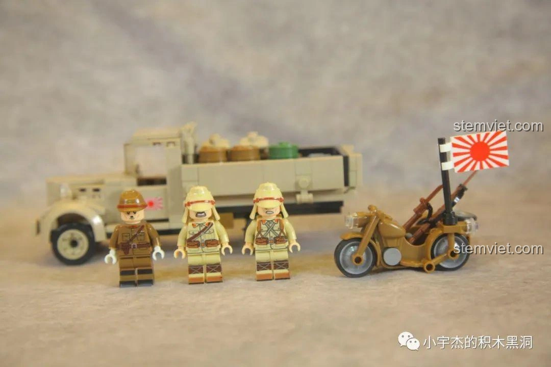 Mô hình xe tăng KV-1 hạng nặng của QuanGuan 100070, với thiết kế mạnh mẽ và các minifigures lính.