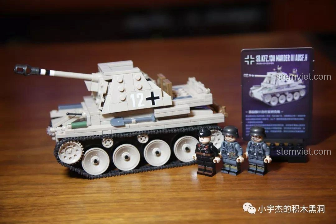 Mô hình pháo tự hành SU-76M của Liên Xô từ QuanGuan 100085, với thiết kế độc đáo và minifigures.