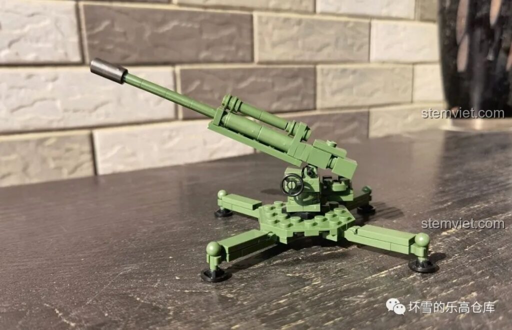 Mô hình pháo cao xạ 85mm 52-K của QUANGUAN đã lắp ráp hoàn chỉnh, nhìn từ góc nghiêng, thể hiện chi tiết thiết kế. Nhận xét QUANGUAN 100078 Pháo cao xạ.