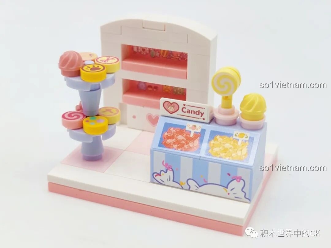 Cận cảnh quầy kẹo mini từ bộ Wekki 516909 với nhiều loại kẹo nhiều màu sắc được trưng bày.