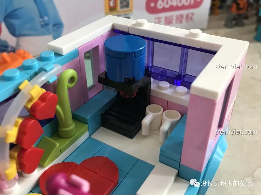 Chi tiết máy pha đồ uống mini bên trong bộ lắp ráp Xe phỏng vấn của Tiểu Linh SEMBO.