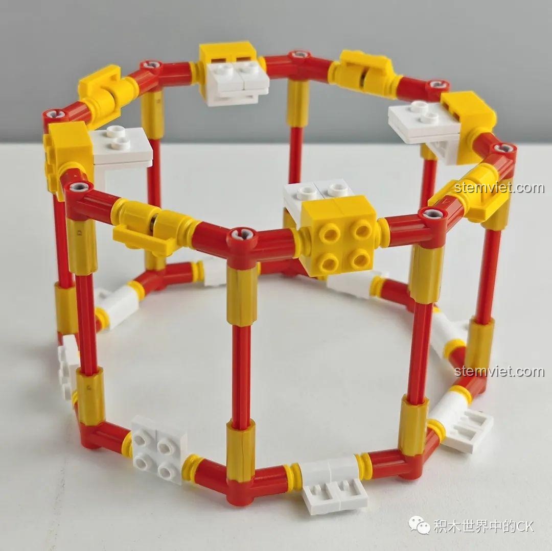 Bắt đầu lắp ráp phần khung chính của Hộp nhạc thông minh Công viên giải trí ánh sao JAKI JK1366, với các mảnh ghép khớp nối chắc chắn. Cảm nhận JAKI JK1366 Mô hình hộp nhạc tinh tú.