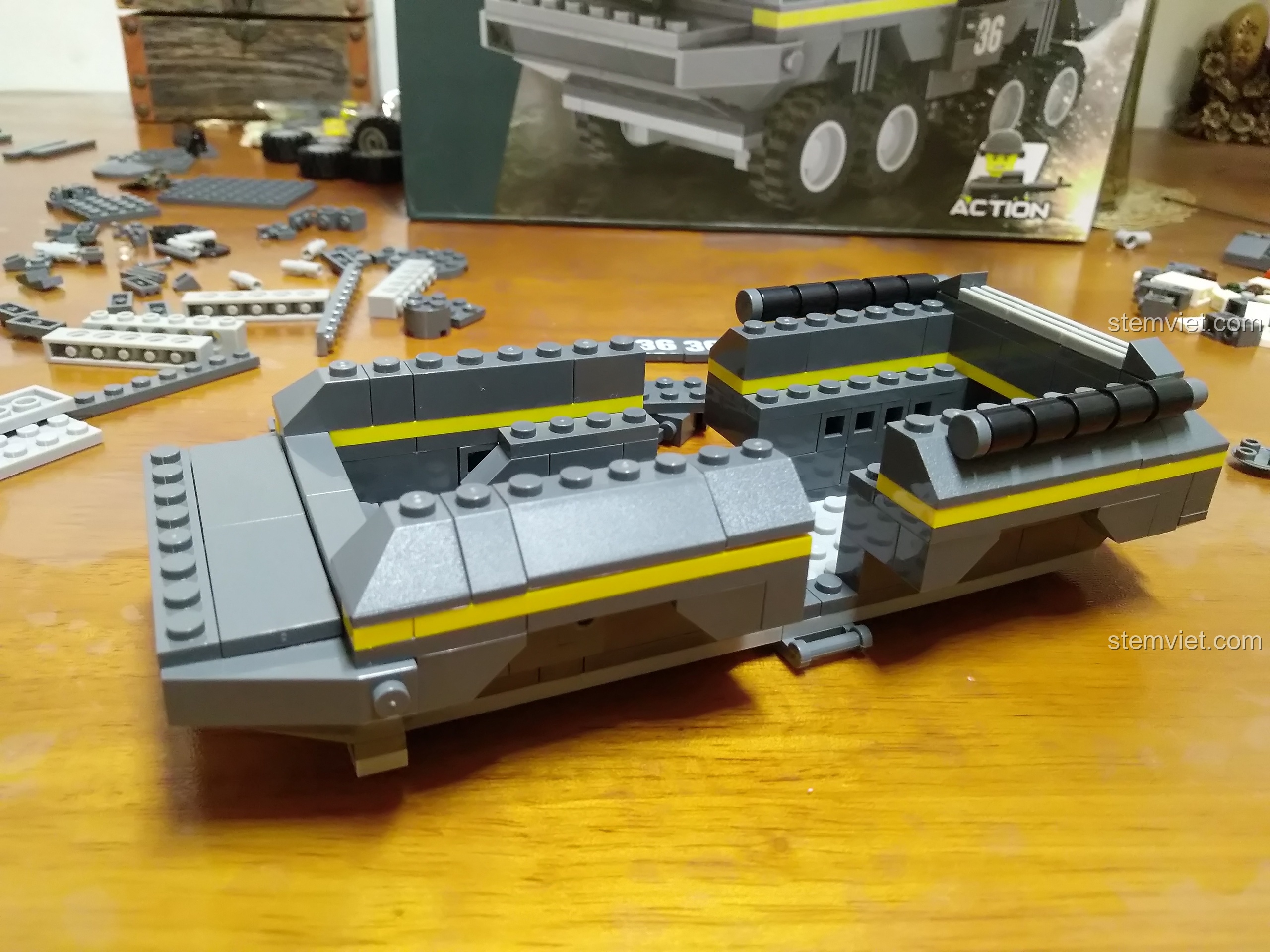 Tiếp tục quá trình lắp ráp khung gầm của bộ đồ chơi Xe Bọc Thép WANGE 3661, các chi tiết dần được hoàn thiện.