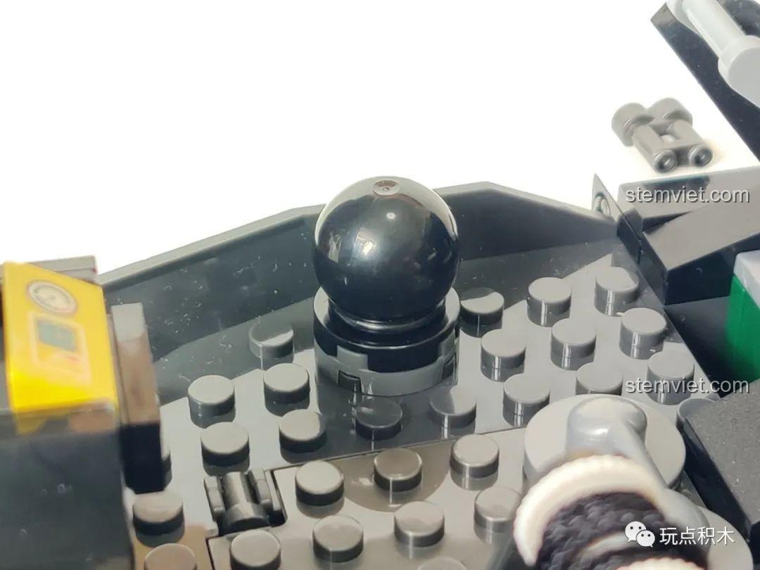 Chi tiết radar hình cầu màu đen trên boong của bộ lắp ráp Thuyền Tuần Tra Cảnh Sát SEMBO.