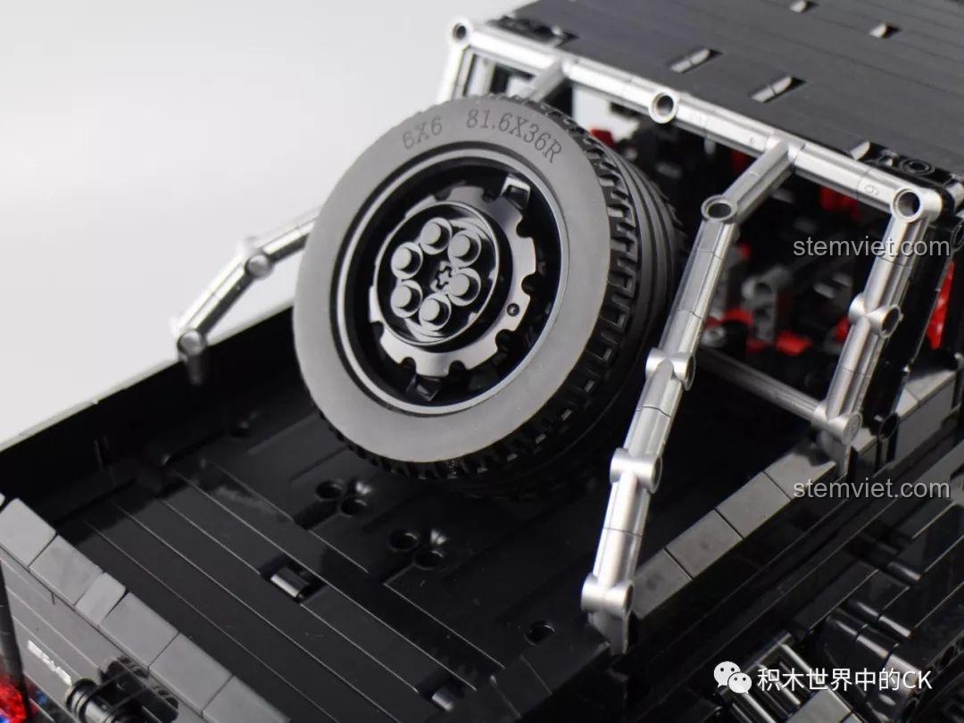 Cận cảnh hai bánh sau của đồ chơi lắp ghép Mô hình Mercedes G-Class 6x6, thể hiện hệ thống treo và truyền động kép.