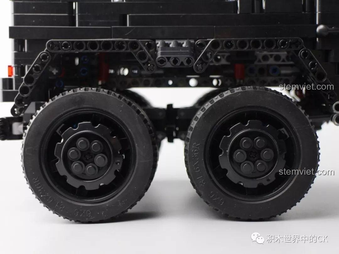 So sánh kích thước bánh xe của bộ lắp ráp Xe Bán Tải Địa Hình Mercedes G63 AMG 6x6 với một dụng cụ tháo lắp.